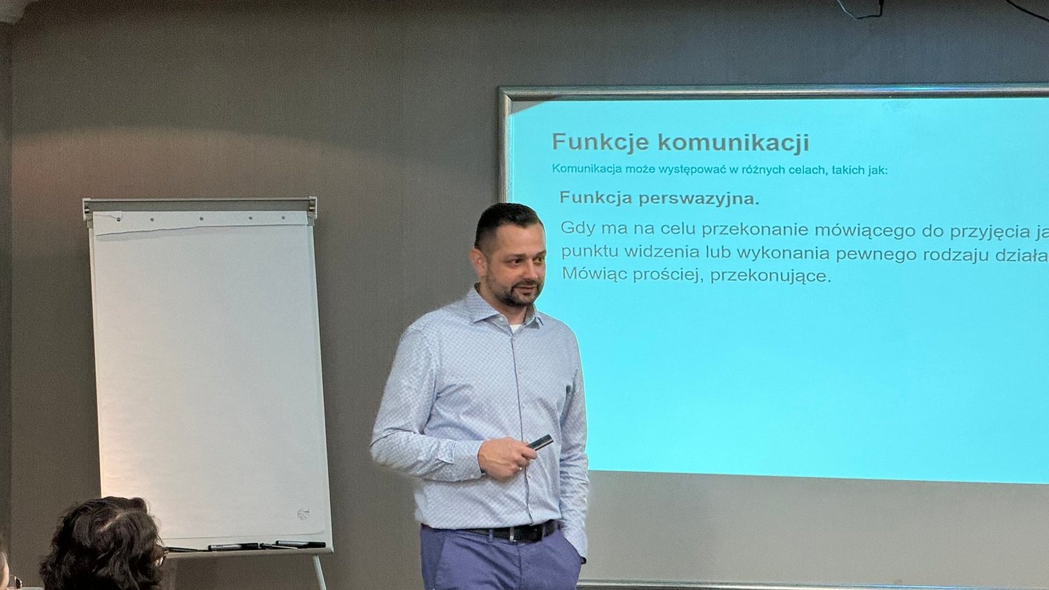 Tomasz Nankiewicz prowadzi warsztat dla zespołu sprzedaży